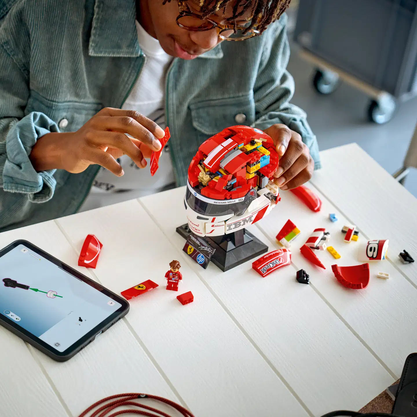 LEGO® Editions Formula 1 43014 Scuderia Ferrari HP ‑kypärä – Charles Leclerc - 10