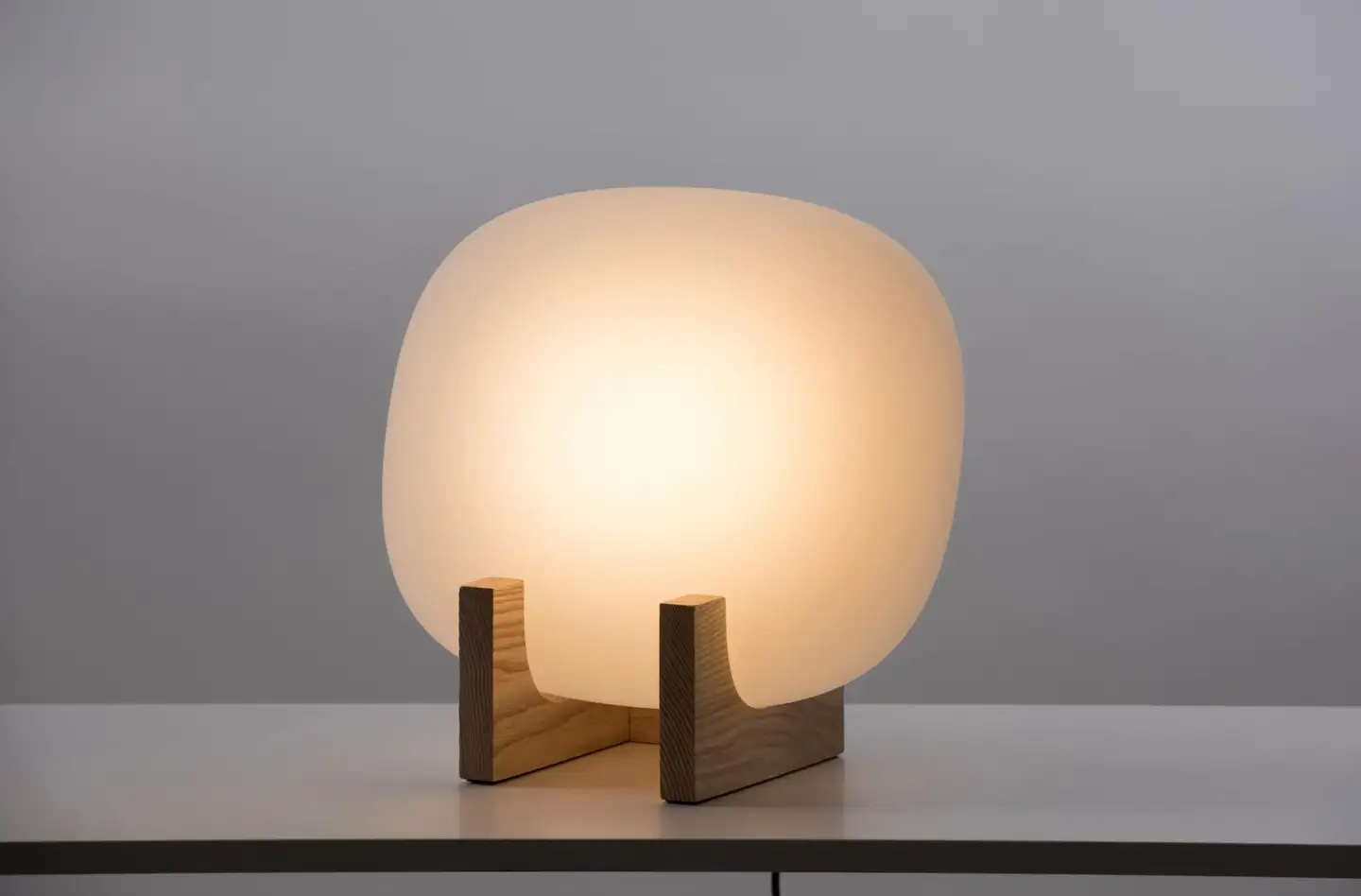 Innolux kirkasvalo Lempi 25W Led, opaalivalk kupu sekä mattalakattu massiivisaarni jalusta - 3