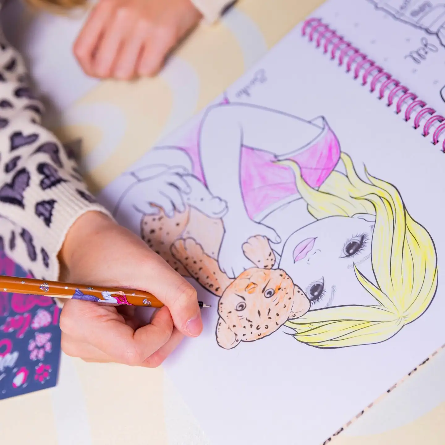 TOPModel värityskirja paljeteilla LEOHEART - 4