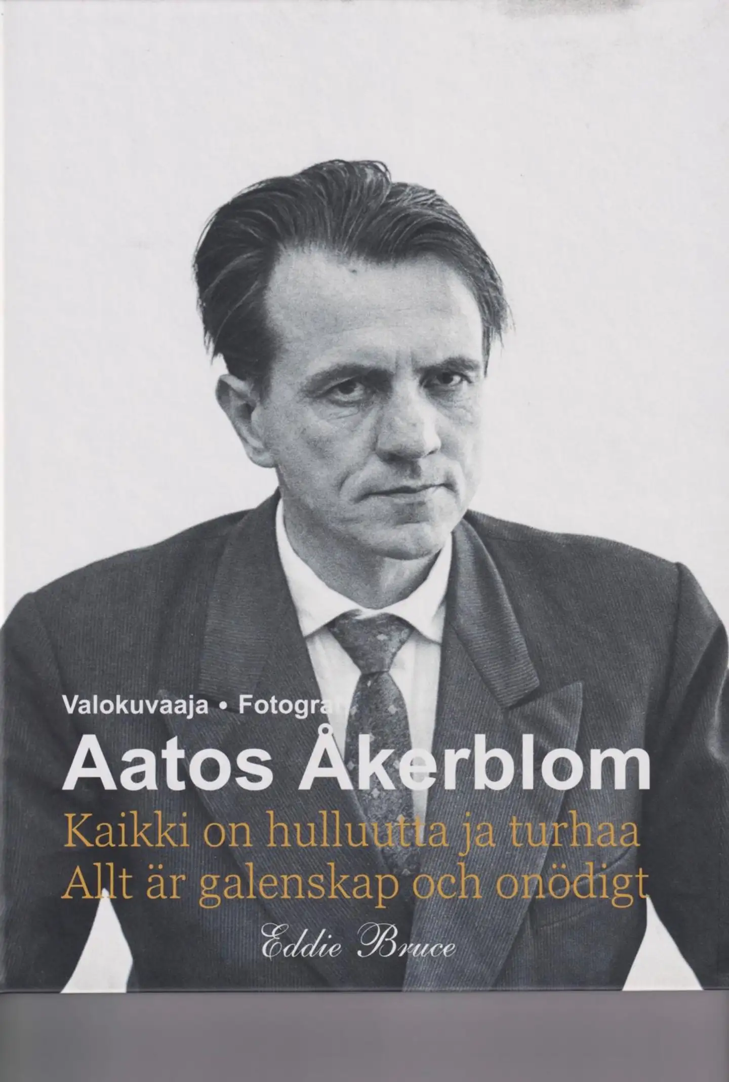 Bruce, Valokuvaaja Aatos Åkerblom : kaikki on hulluutta ja turhaa = Fotograf Aatos Åkerblom : allt är galenskap och onödigt