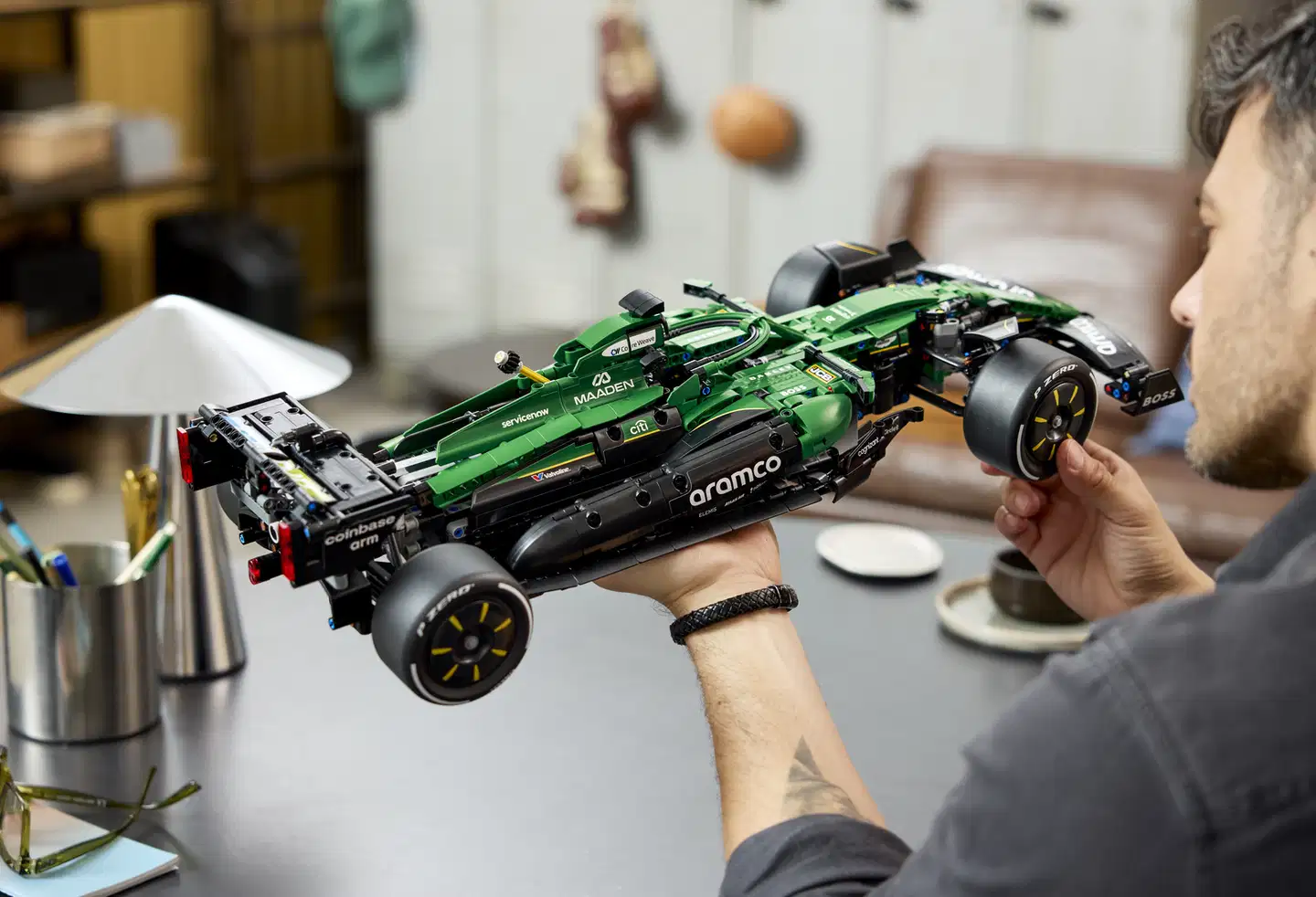 LEGO® Technic 42240 Aston Martin Aramco AMR25 ‑F1®-auto - 10