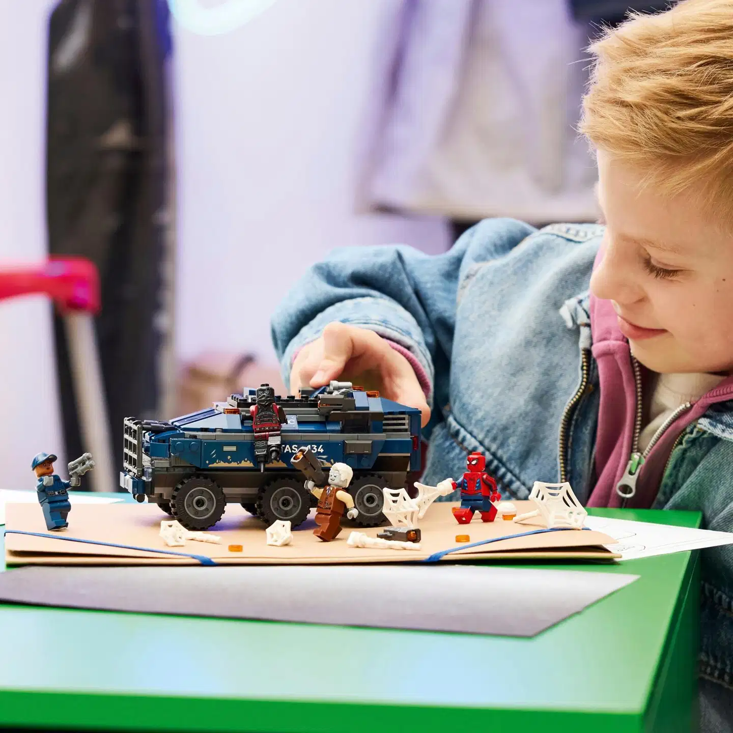 LEGO® Super Heroes Marvel 76349 Spider-Man ja vankilakuljetuksen takaa-ajo - 9