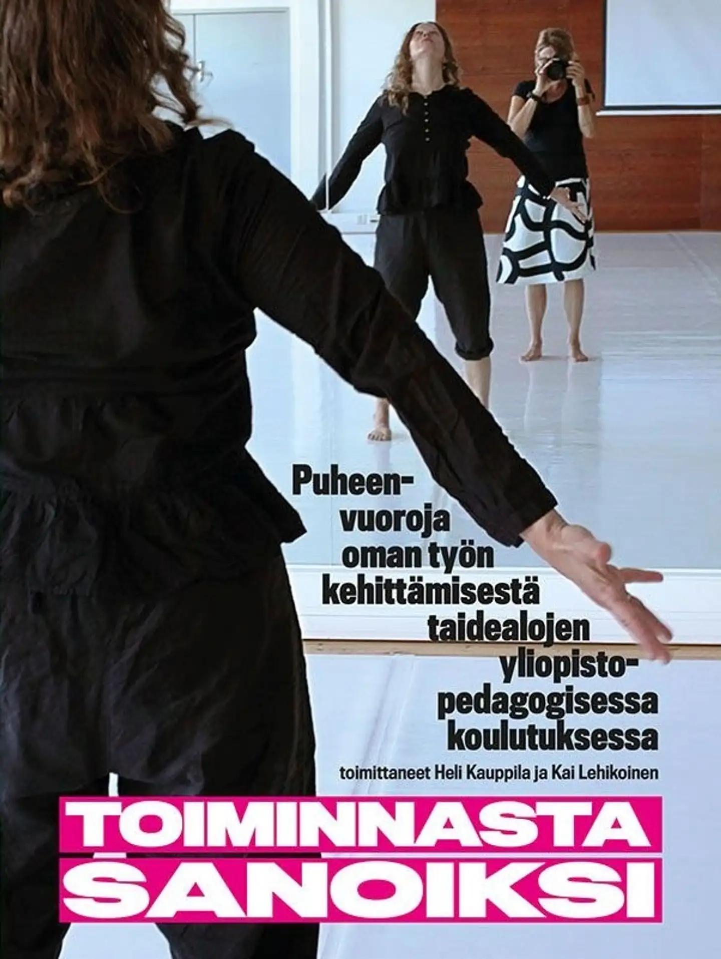 Toiminnasta sanoiksi - Puheenvuoroja oman työn kehittämisestä taidealojen yliopistopedagogisessa koulutuksessa