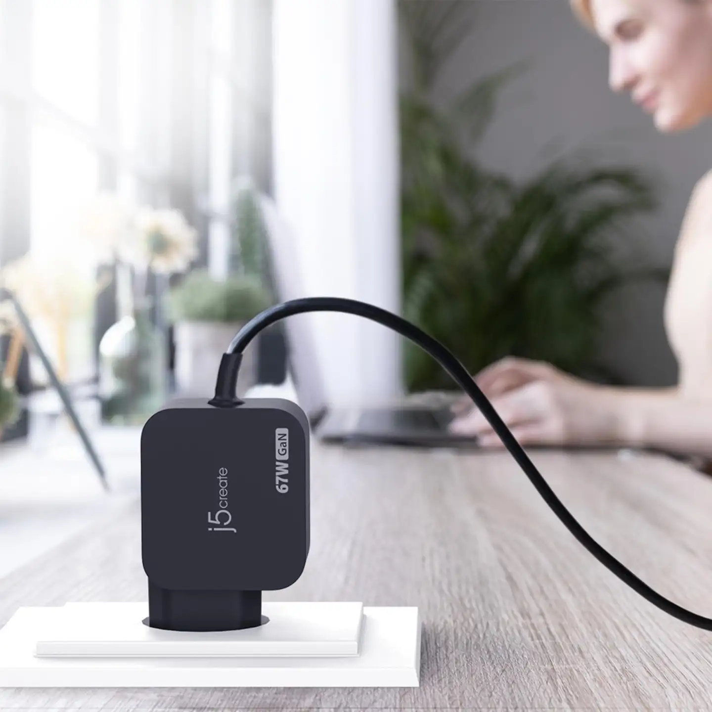 j5create USB-C 67w GAN tietokoneen laturi vaihtopäillä - 4