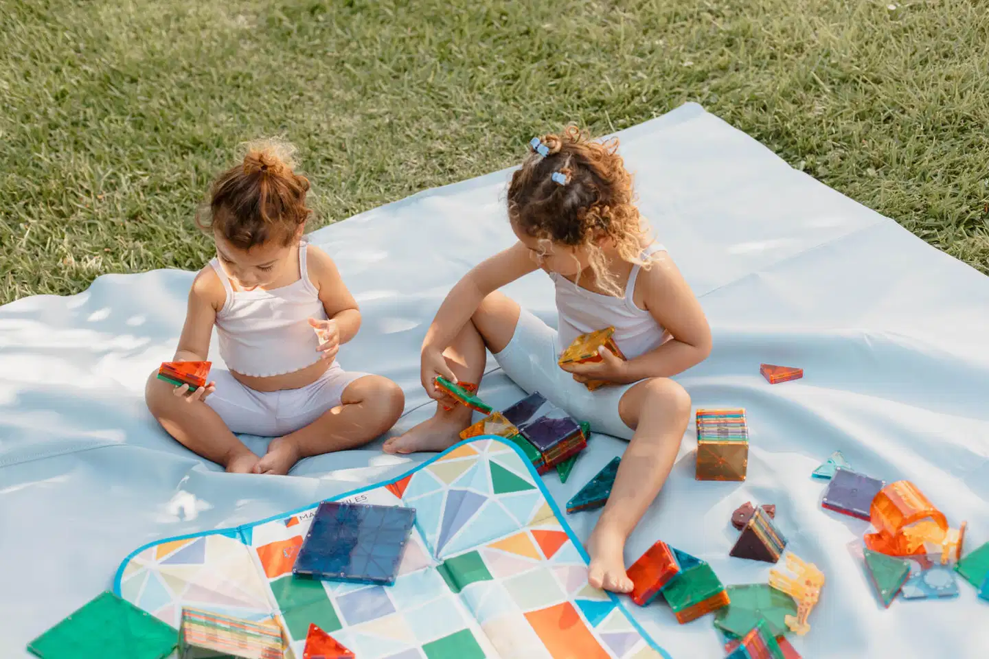 MAGNA-TILES® 2 in 1 -setti: säilytyslaatikko ja interaktiivinen leikkialusta - 4
