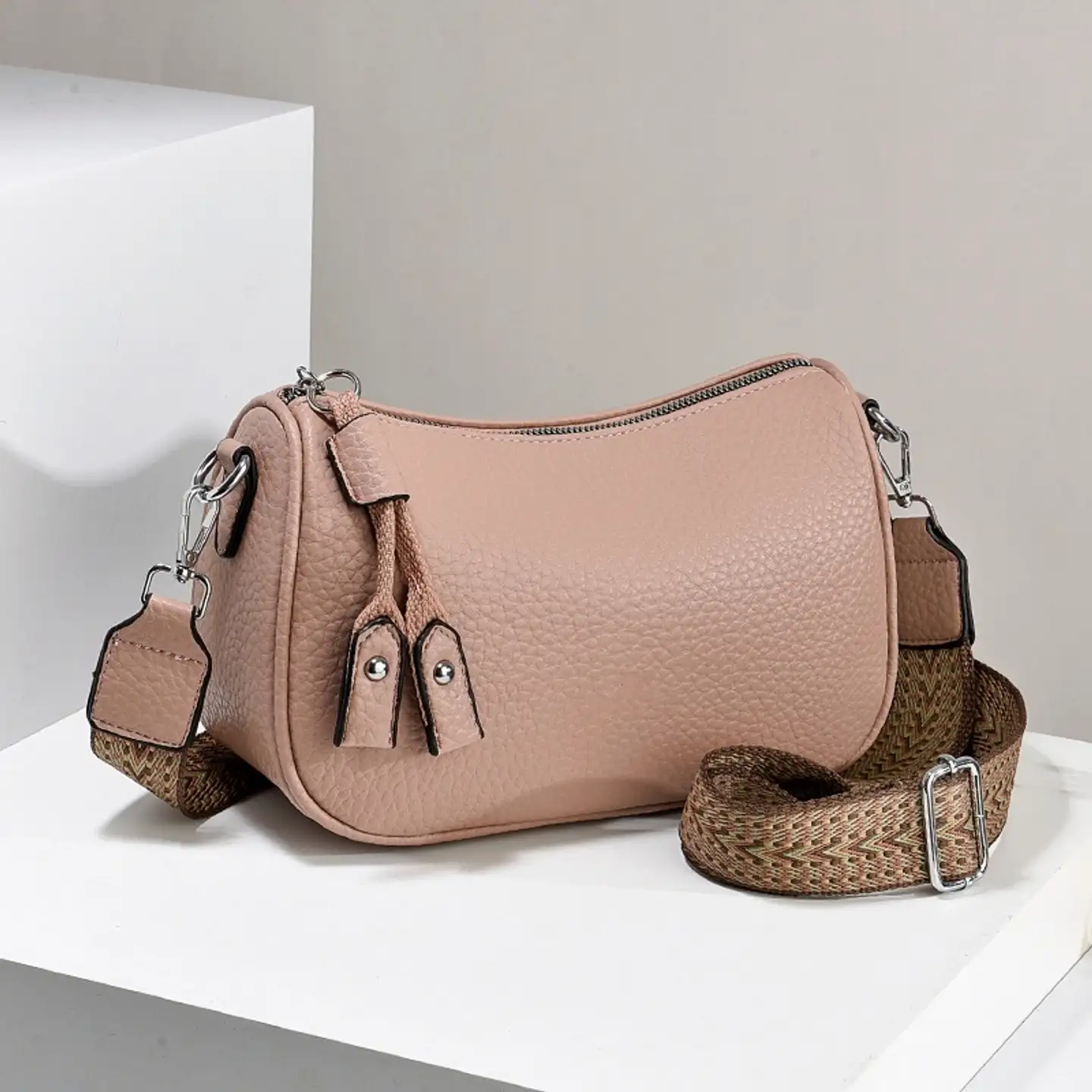 Crossbody-laukku leveällä tekstiilisellä hihnalla - pink