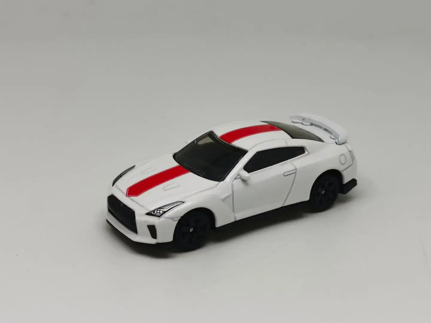 MSZ metallinen pienoismalliauto läpipainopakkaus, mittakaava 1:64, lajitelma - 9