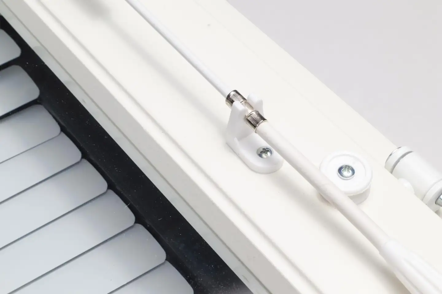 Ihanin sälekaihtimen säätötangon pidin 4kpl - 1