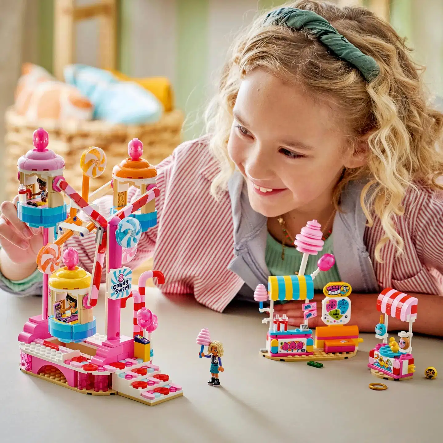 LEGO® Friends 42700 Karkkien ja kuppikakkujen koristama maailmanpyörä - 8