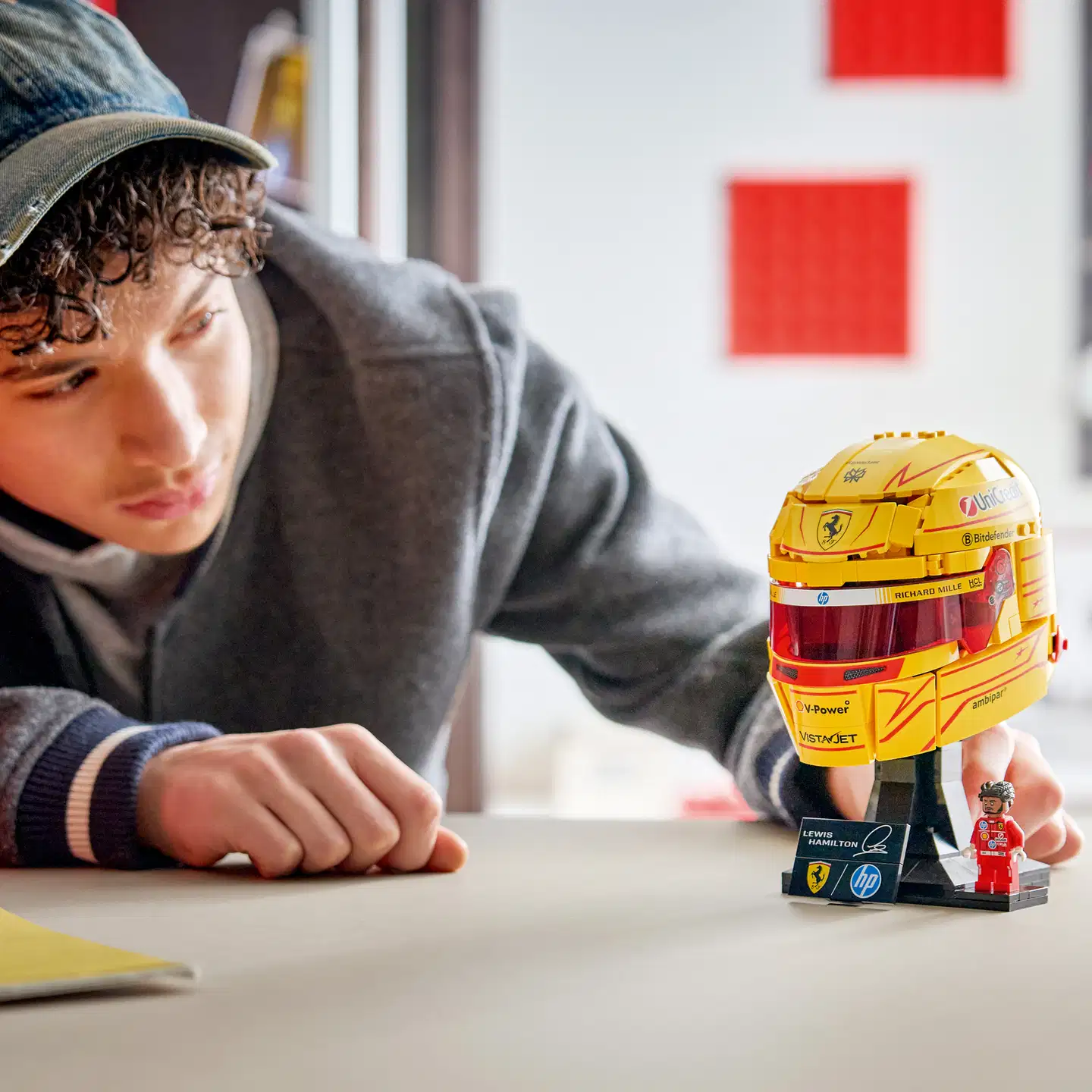 LEGO® Editions Formula 1 43022 Scuderia Ferrari HP -kypärä – Lewis Hamilton - 9