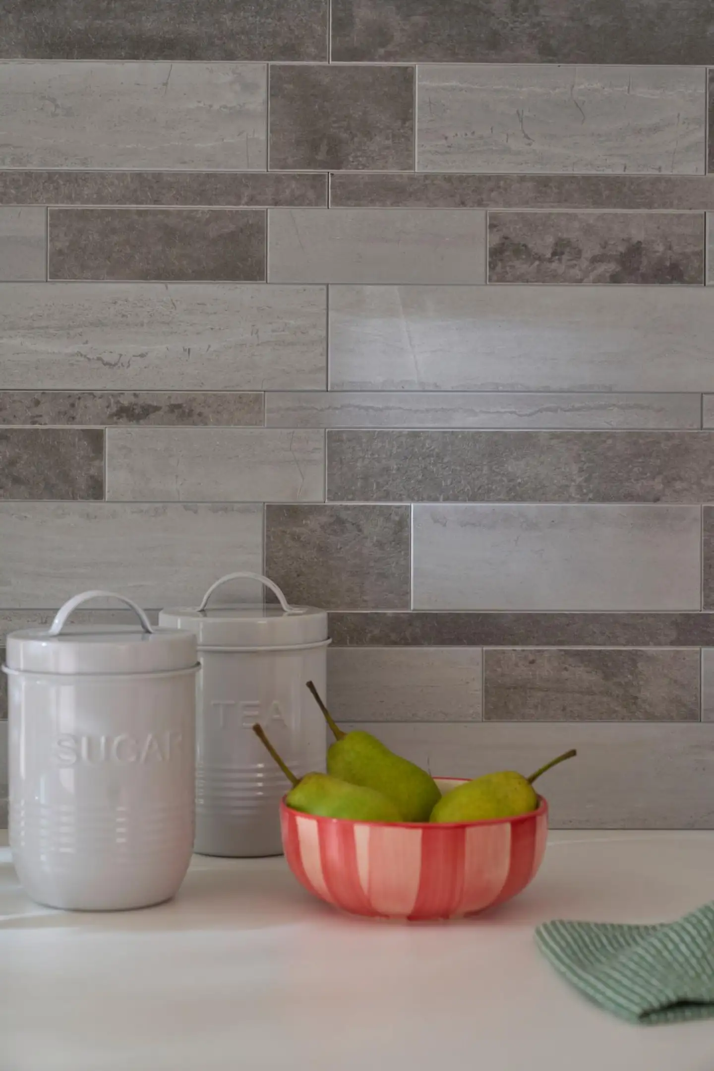 D-C-Fix 270-4000 Premium itseliimautuva seinälaatta. Laatan koko 30,5 cm x 30,5cm. Laatan kuviona on kivimosaiikki. - 2