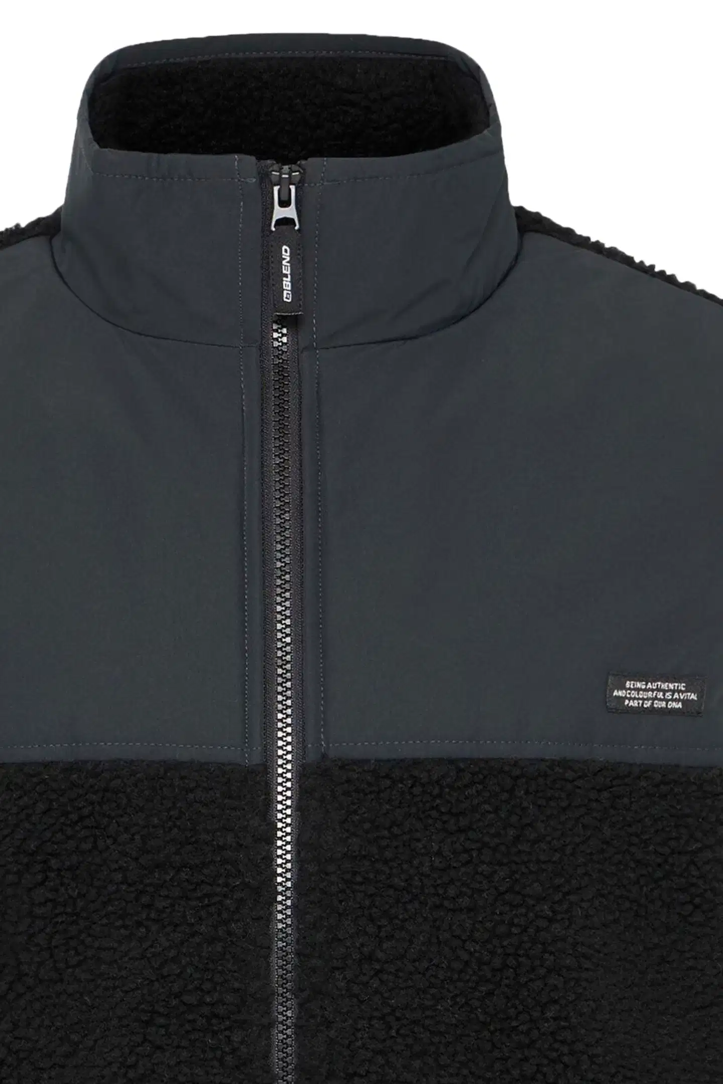 Blend, miesten fleece-liivi pystykauluksella. Liivissä on kevyt verkkovuori, käytännölliset sivutaskut. Mukava ja monikäyttöinen liivi arkeen, ulkoiluun tai kerrospukeutumiseen. - Black - 3