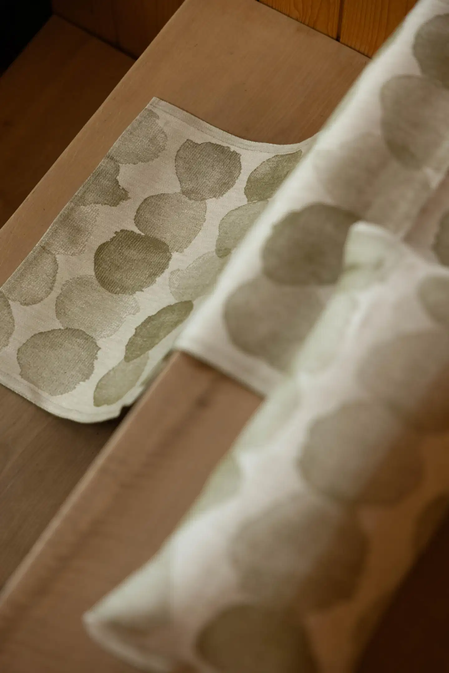 Lapuan Kankurit Sade laudeliina 46x150cm 4/valko-oliivi pellava-puuvilla - 3