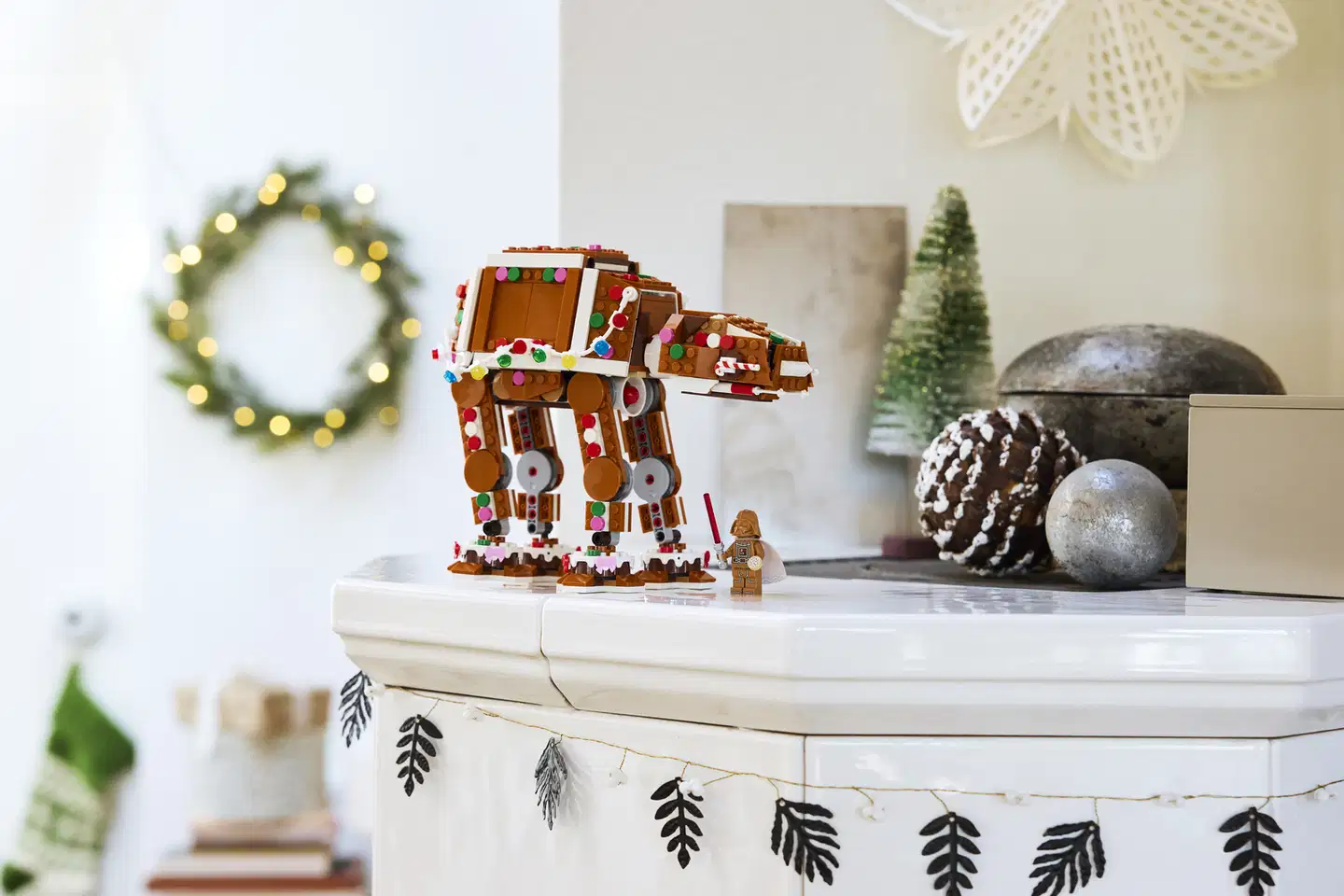 LEGO Seasons and Occasions 40806 AT-AT-talsija piparkakkuasussa - 6