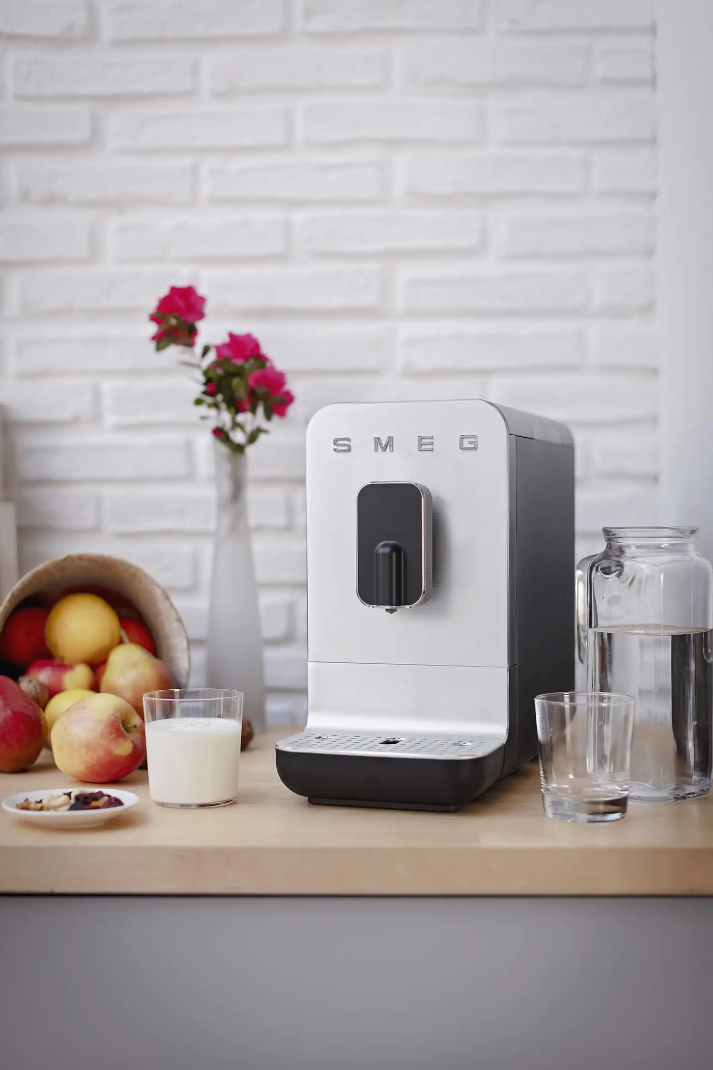 Smeg kahviautomaatti musta BCC11BLMEU - 18
