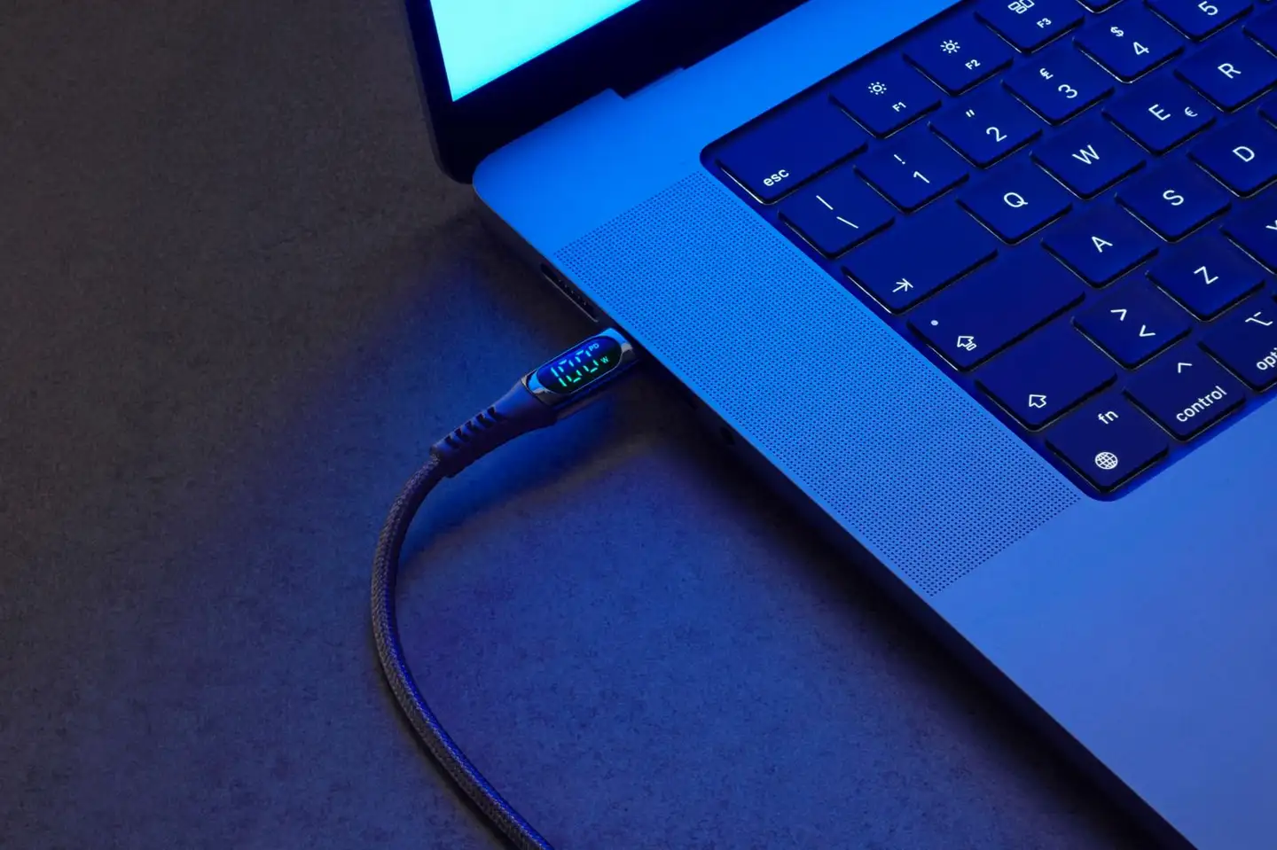 Cellularline Kaapeli LCD näytöllä 2m USB-C - 4