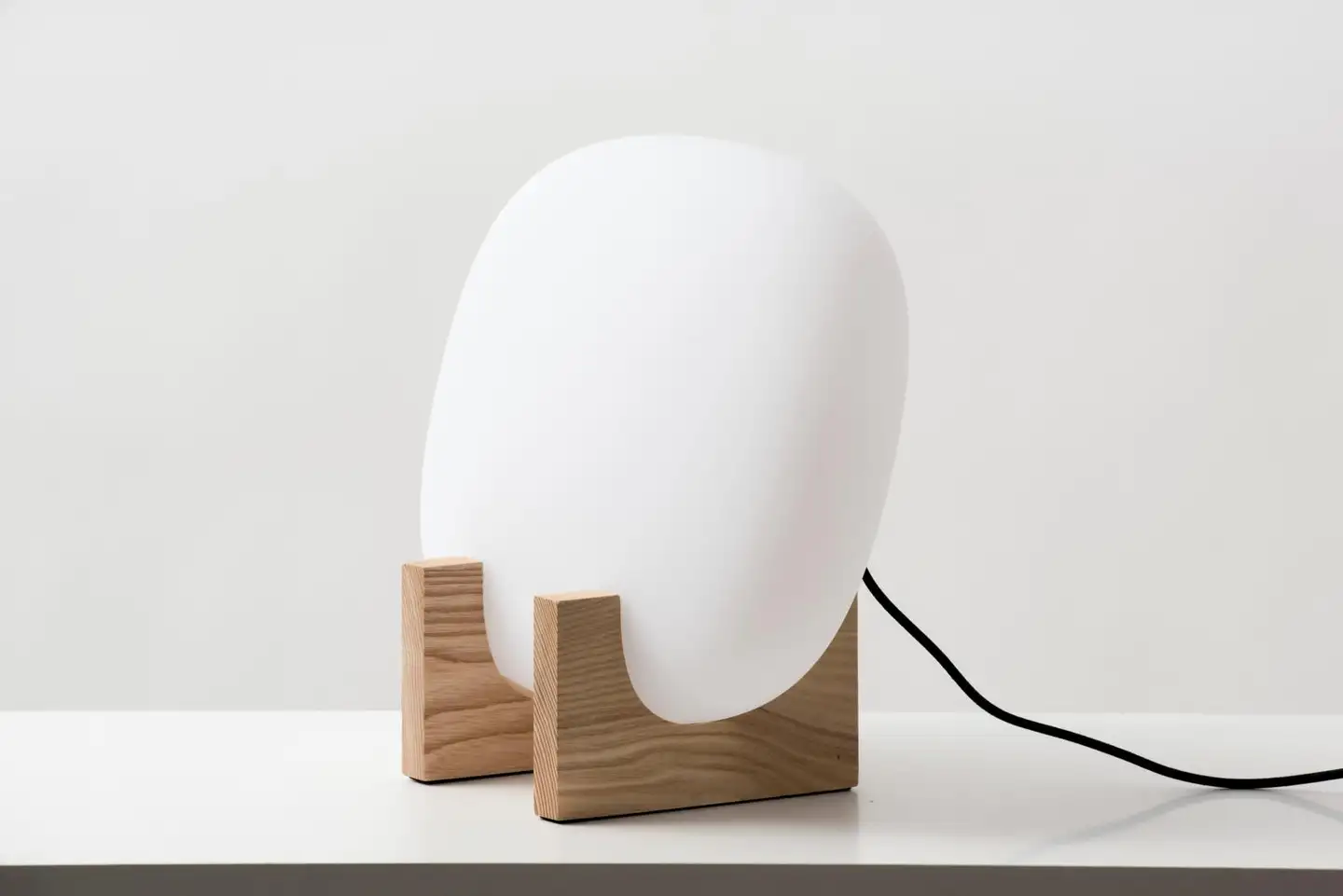 Innolux kirkasvalo Lempi 25W Led, opaalivalk kupu sekä mattalakattu massiivisaarni jalusta - 6