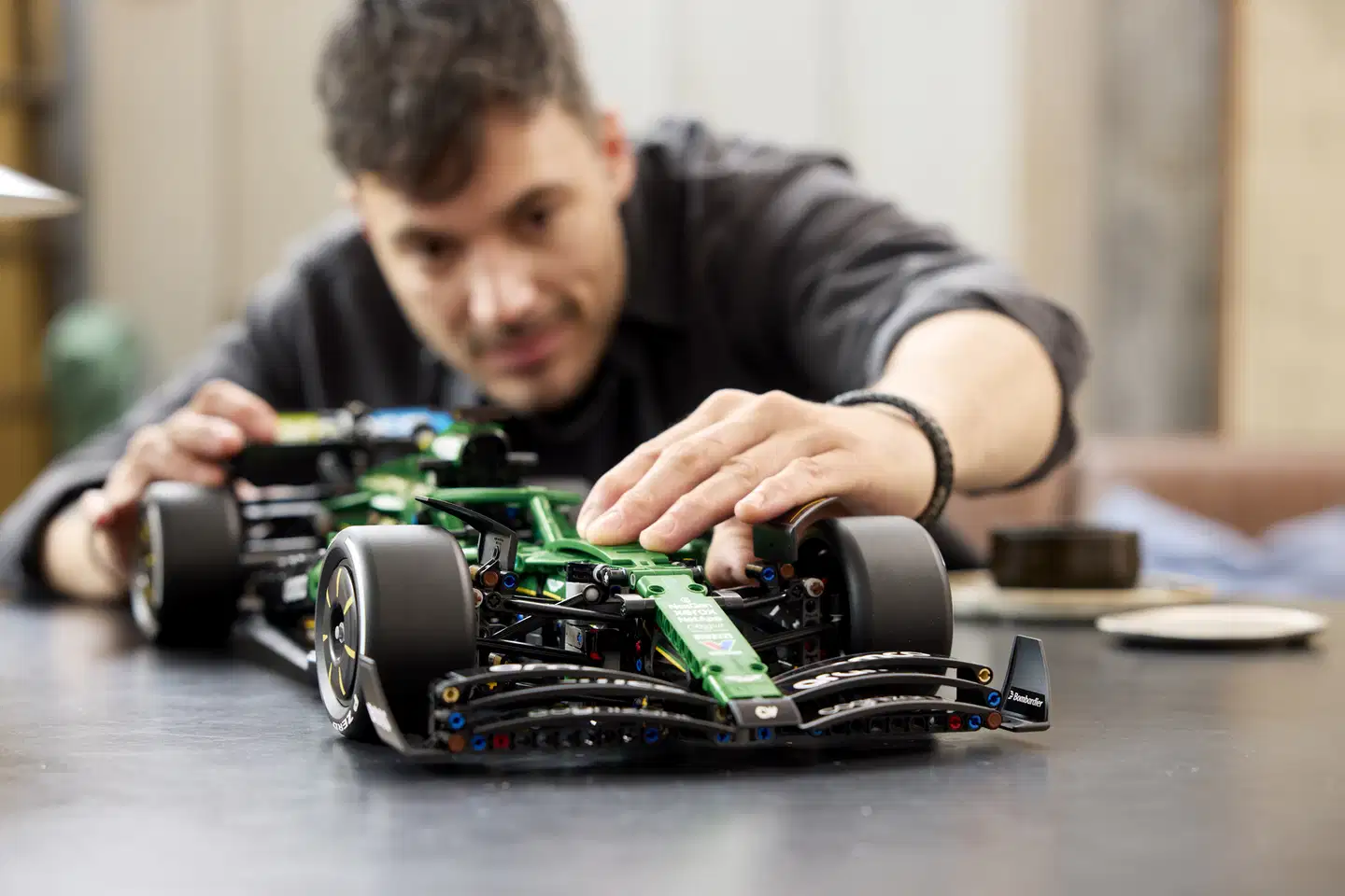 LEGO® Technic 42240 Aston Martin Aramco AMR25 ‑F1®-auto - 11