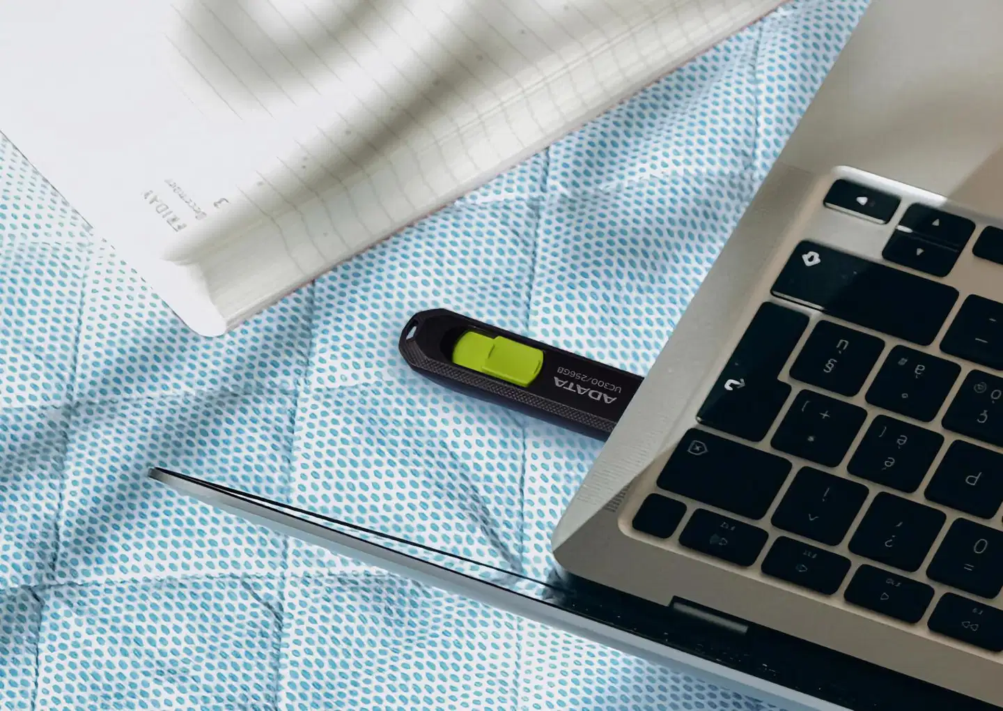 ADATA UC300 USB-muistitikku, 32 GB, musta/vihreä (USB-C 3.2 Gen 1) - 3