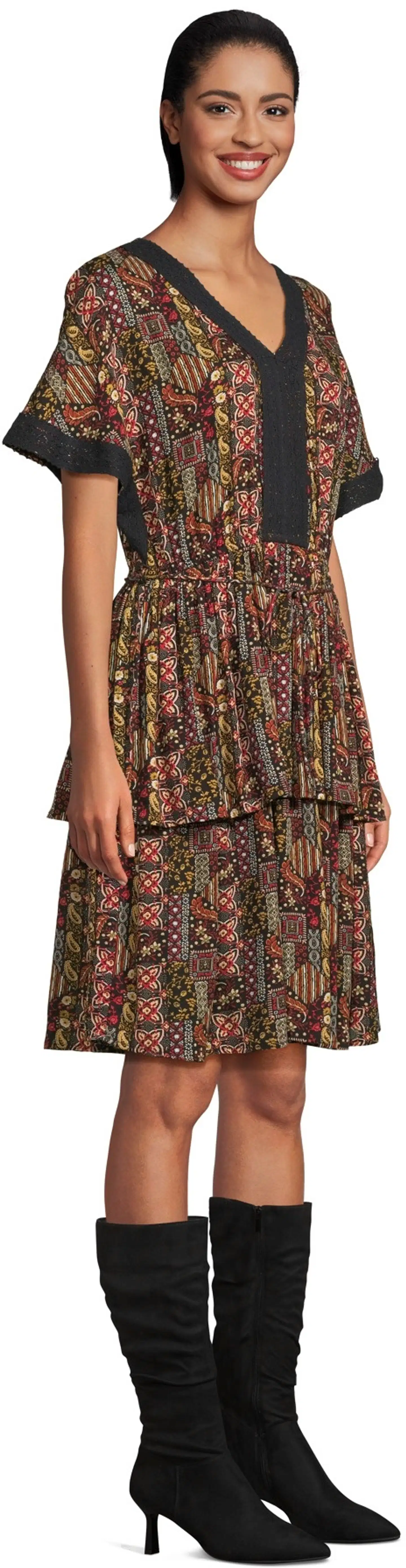 Margaux Riviera naisten lyhyt kuviollinen frillahelmainen mekko SOK-120 - WINE AOP - 4