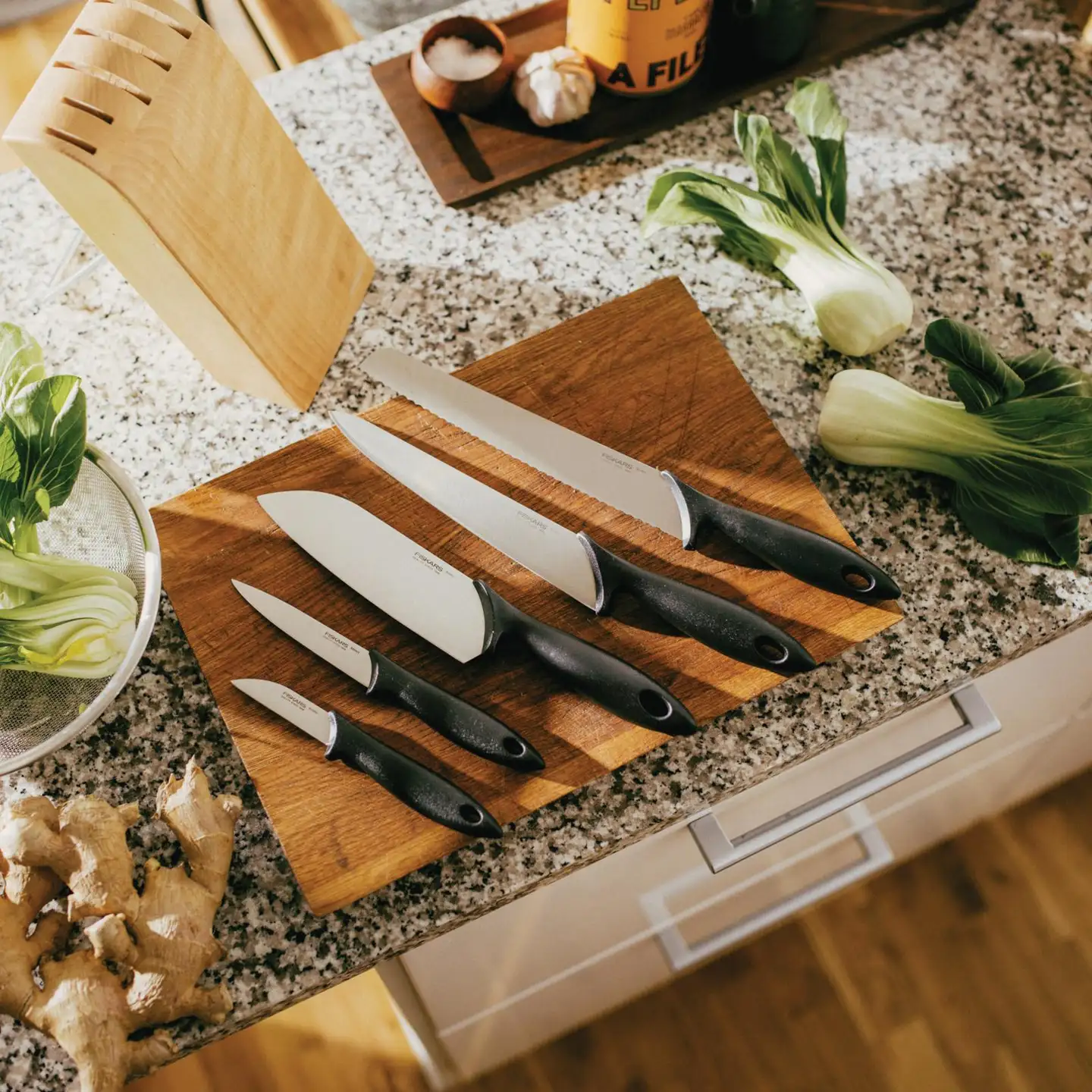 Fiskars Essential puinen veitsiteline viidellä veitsellä - 4