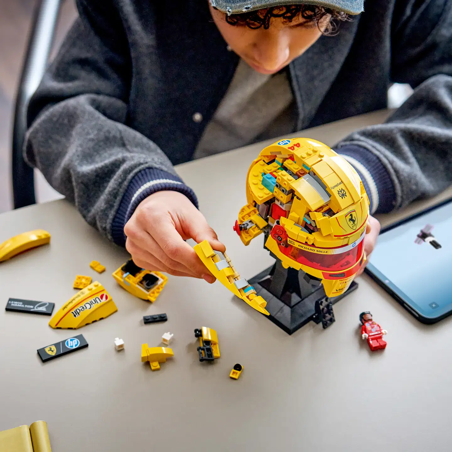 LEGO® Editions Formula 1 43022 Scuderia Ferrari HP -kypärä – Lewis Hamilton - 10