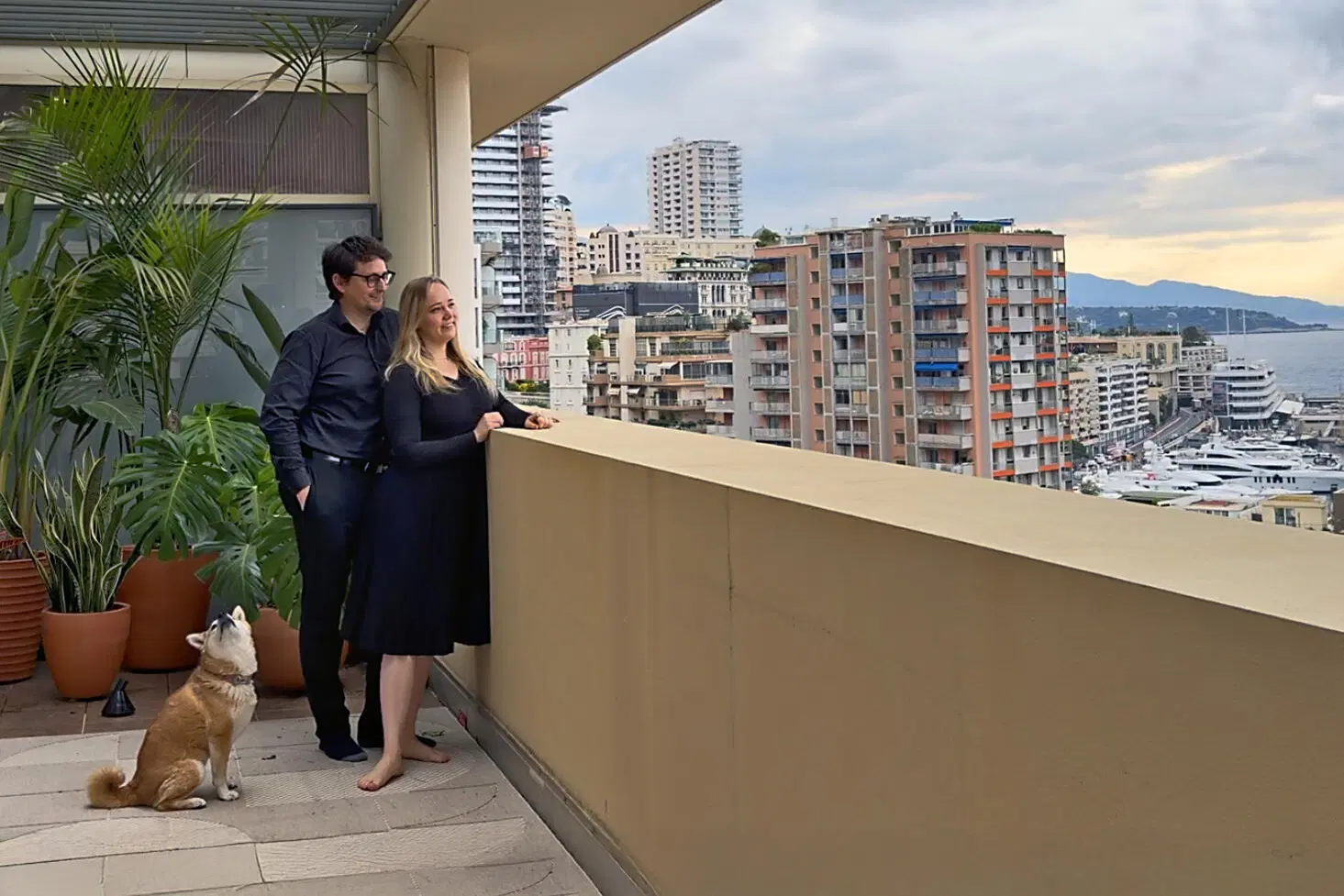 Isaella Boisson miehensä ja koiransa kanssa kotiparvekkeellaan Monacossa.