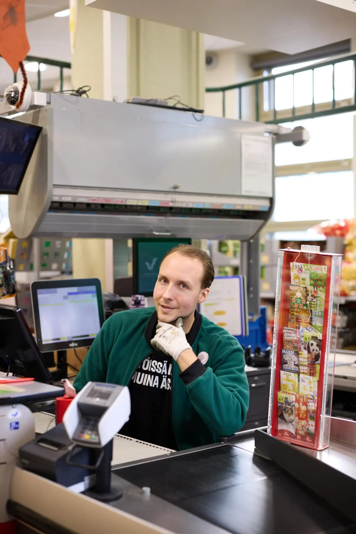 Topi Borg työssään Salen kassalla.