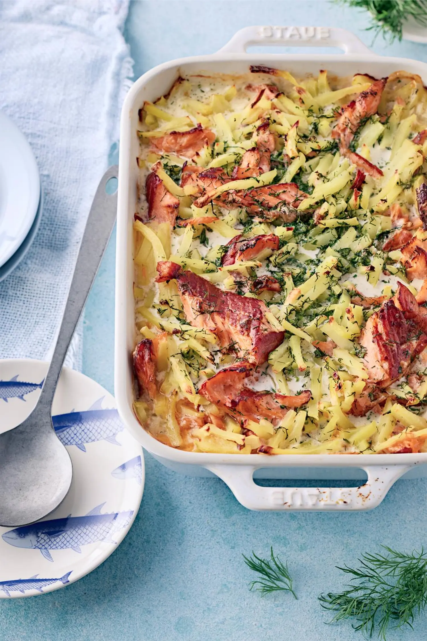 Savulohikiusaus, lautasia ja tarjoilulusikka