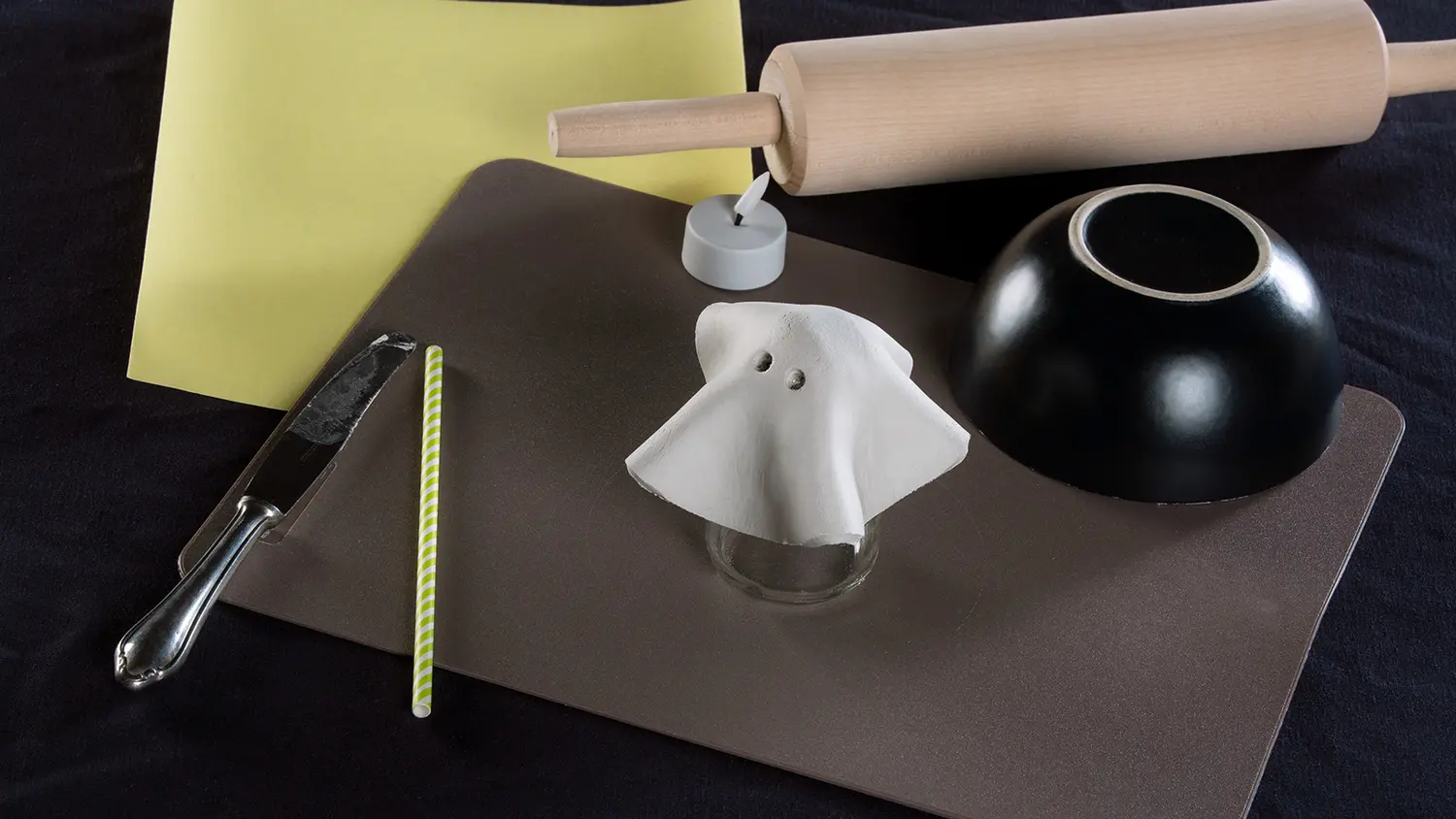 Askartelusavesta tehty haamu ja haamun tekemiseen tarvittavat välineet.