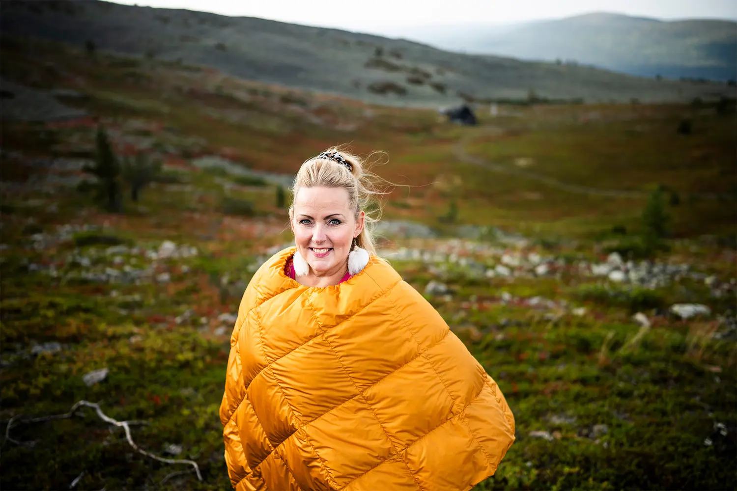 Hanna Heinonen seisoo tunturissa