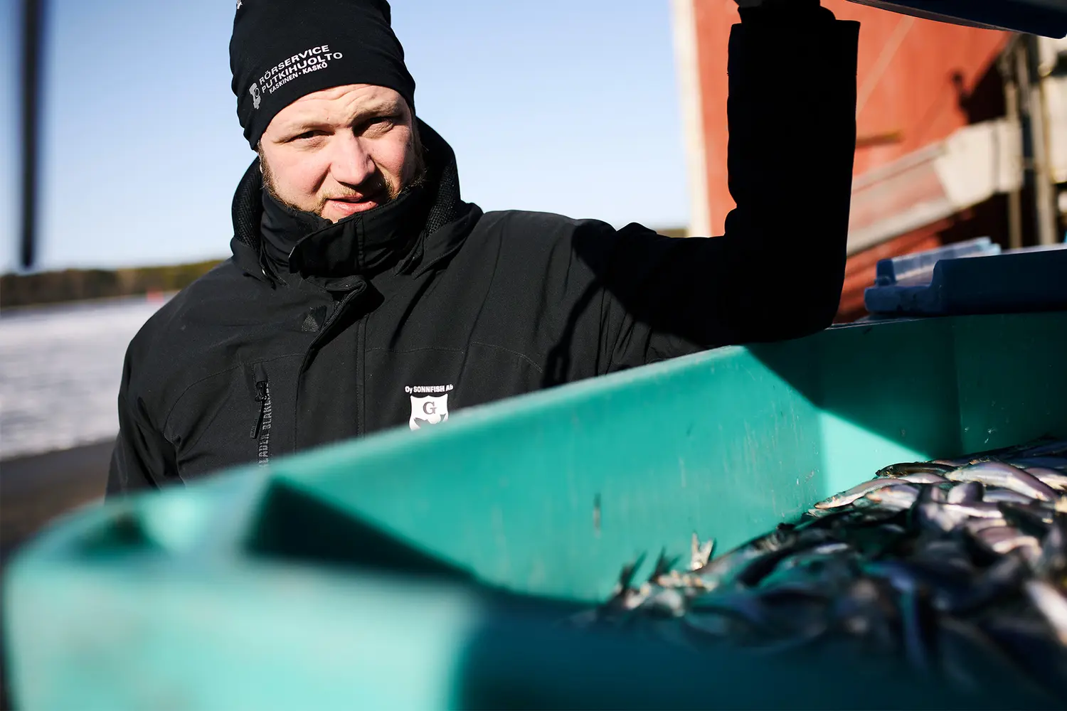 Anders Granfors avaa ison laatikon, jossa on kalaa.