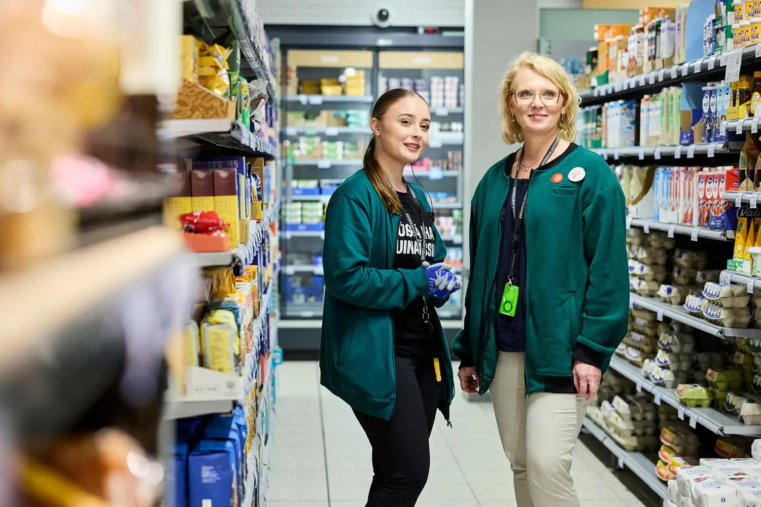 Jenna Laajamäki ja Heini Salo kaupan hyllyjen välissä