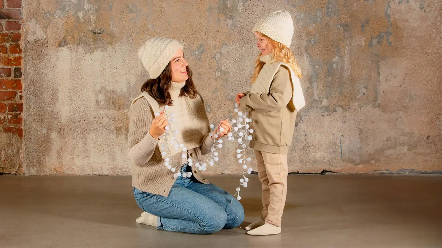 Nainen ja lapsi puketuneena pipoon ja kauluriin.