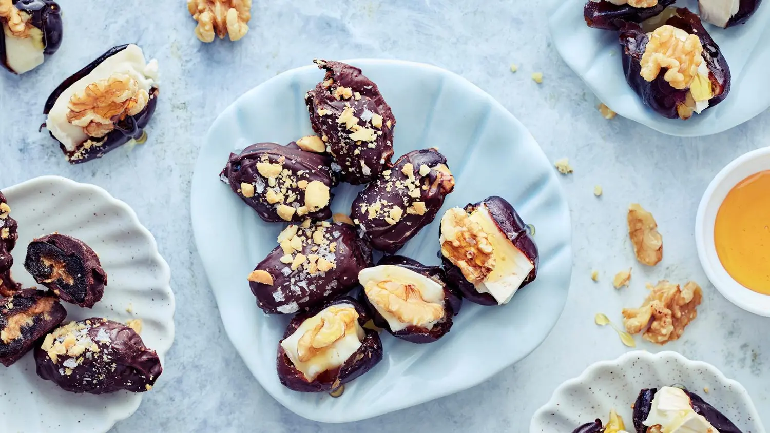 Kahdella eri tavalla täytettyjä Medjoul-taateleita.