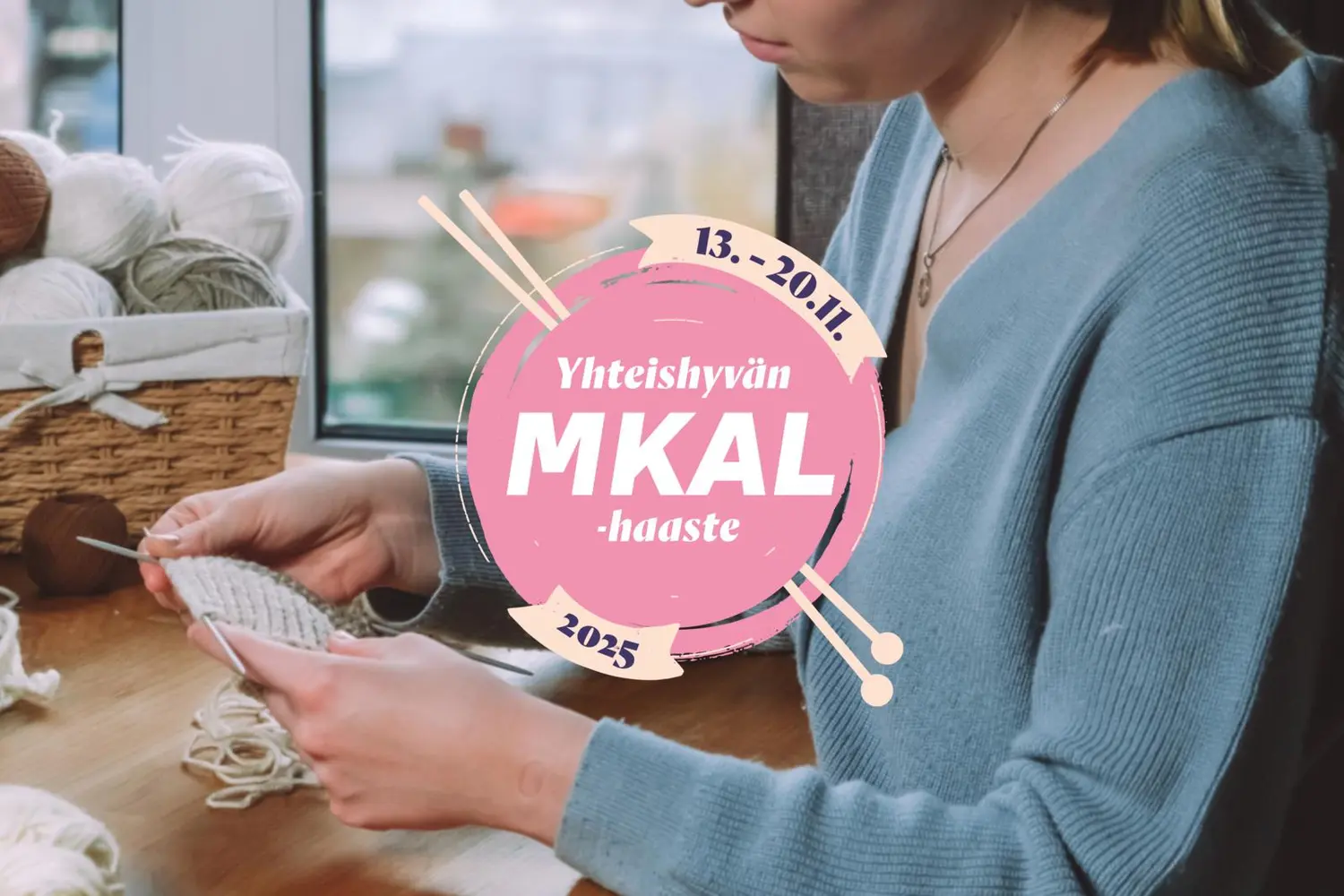 Nainen, joka pitelee käsissään keskeneräistä neuletyötä. Kuvan keskellä teksti "Yhteishyvän MKAL-haaste".