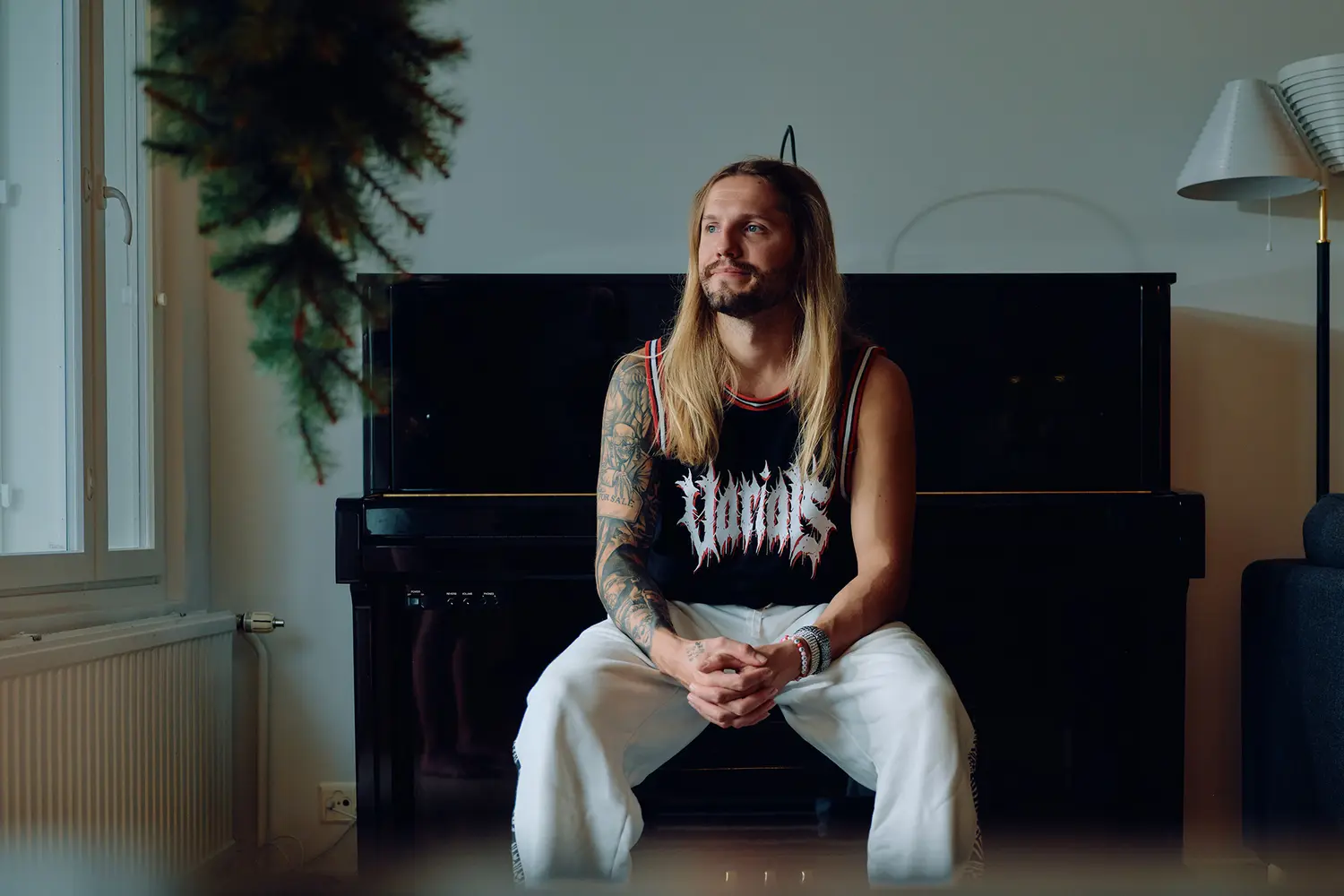 Aapo Vuori istuu pianotuolilla, takanaan piano