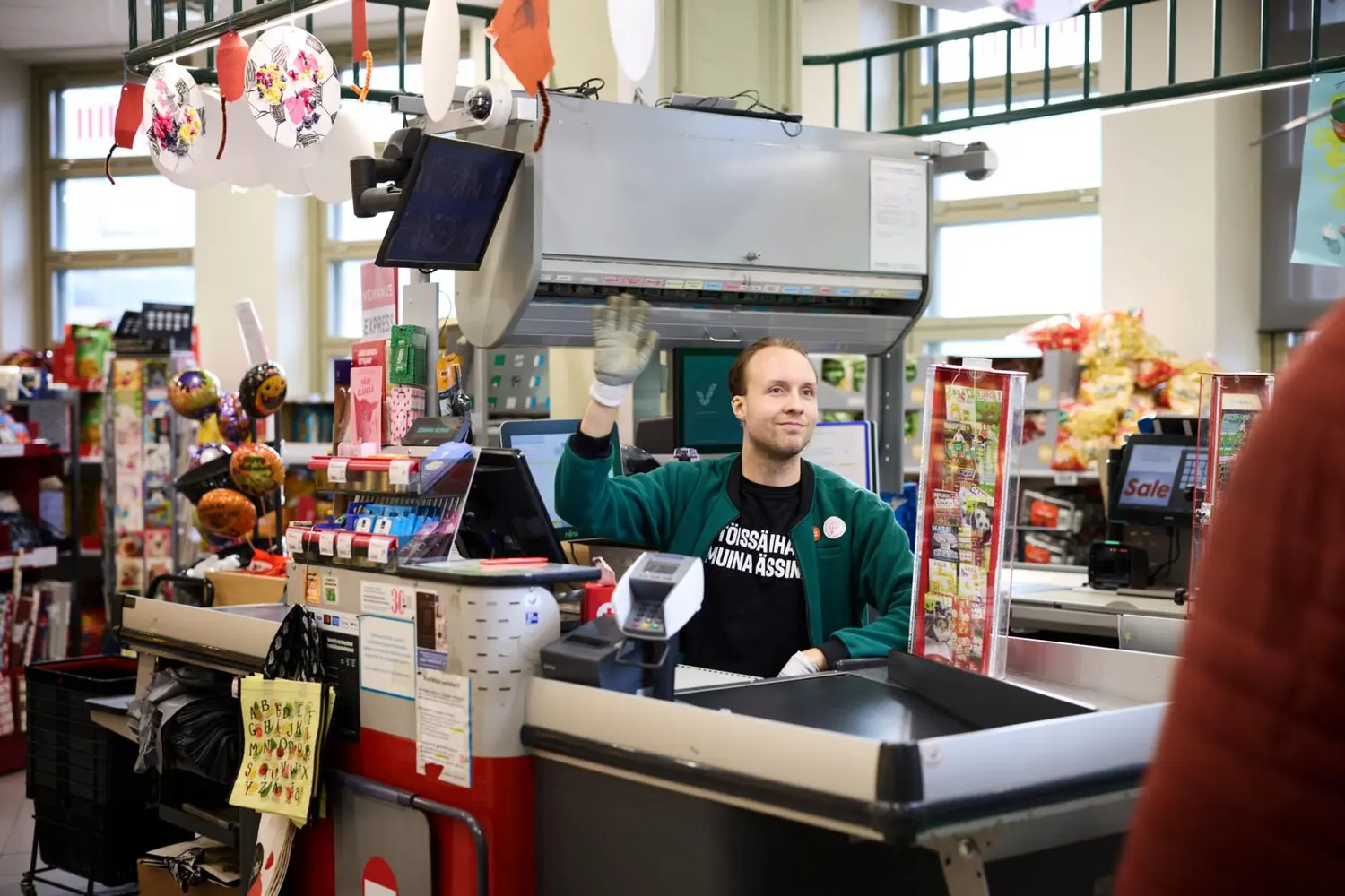 Topi Borg työskentelee Tampereella Alepassa kassalla.