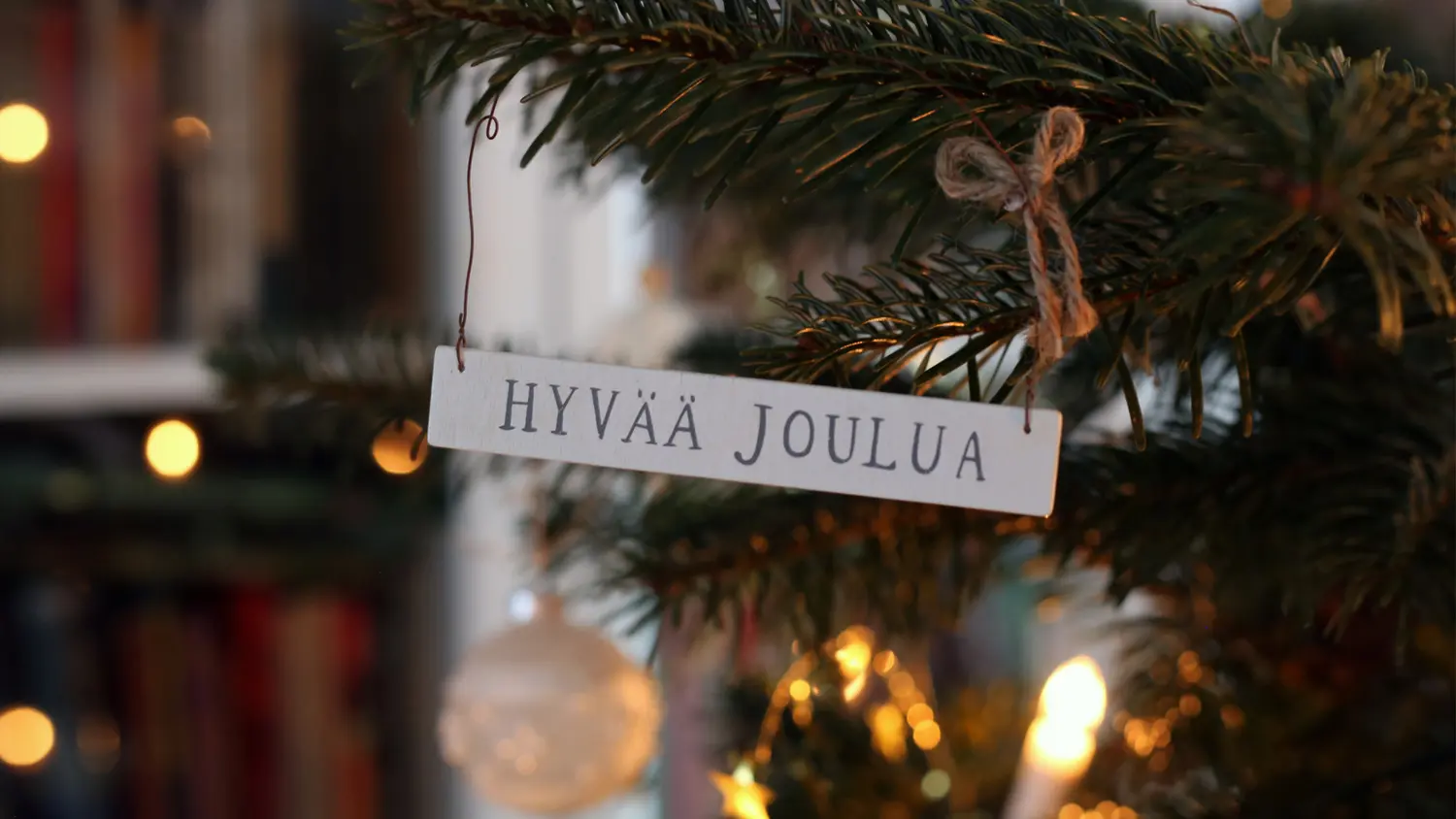 Joulukuusessa kyltti, jossa lukee hyvää joulua.