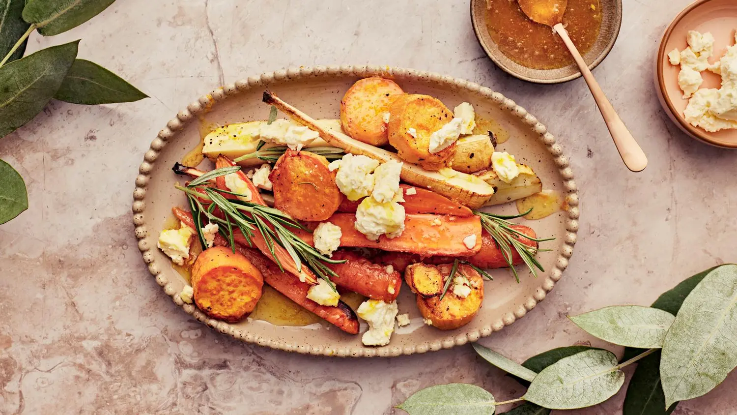 Uunijuurekset ja appelsiini-rosmariinisinappi