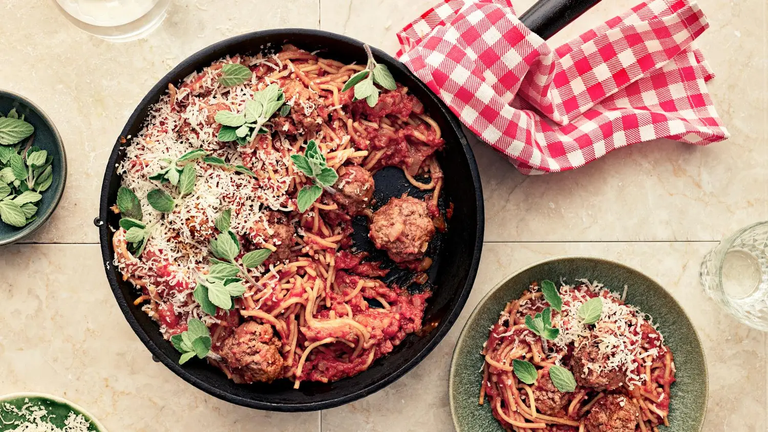 Lihapullapasta pannulla ja annos pastaa lautasella.