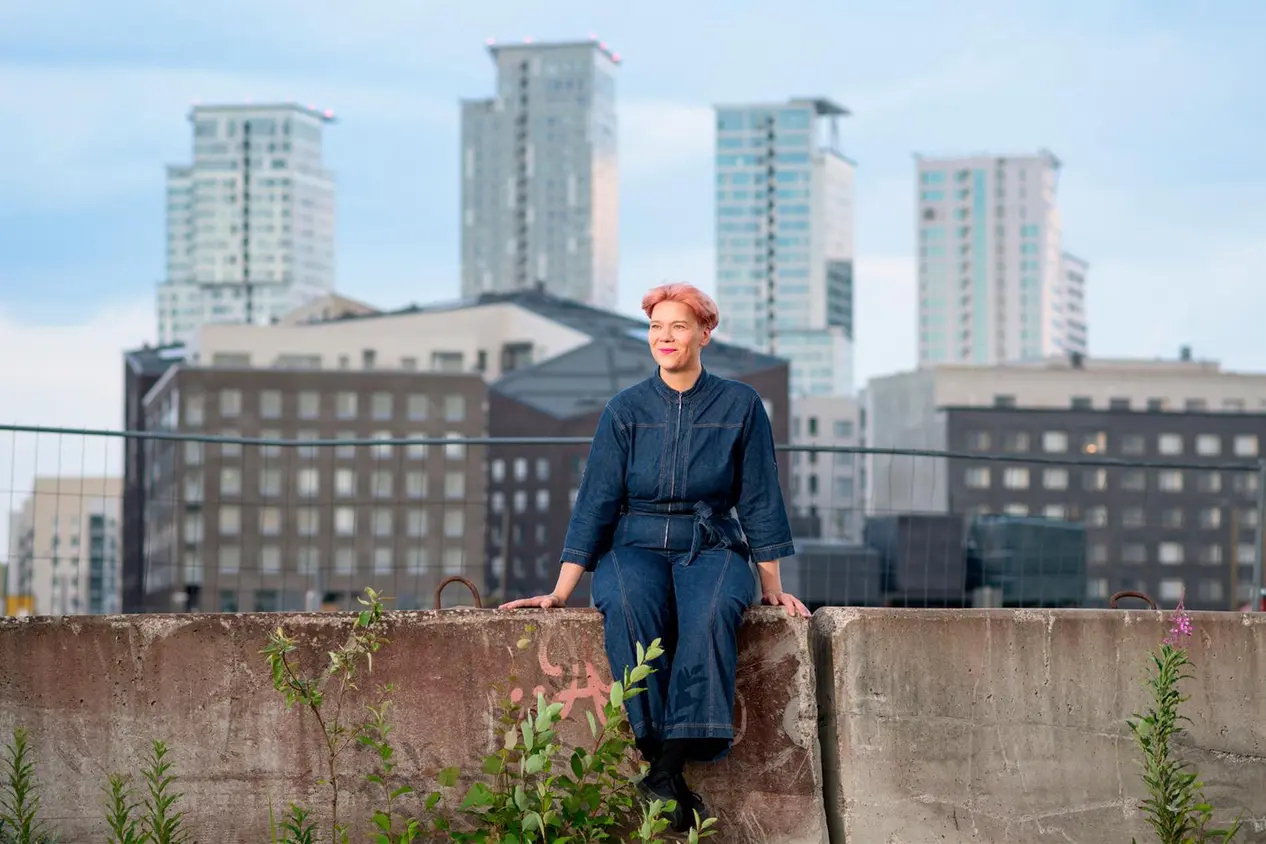 Laura Niemi etualalla, taustalla tornitaloja.