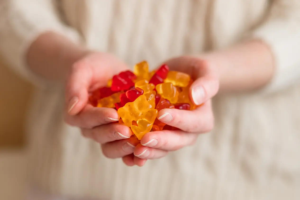 Kasa nallekarkkeja käsissä