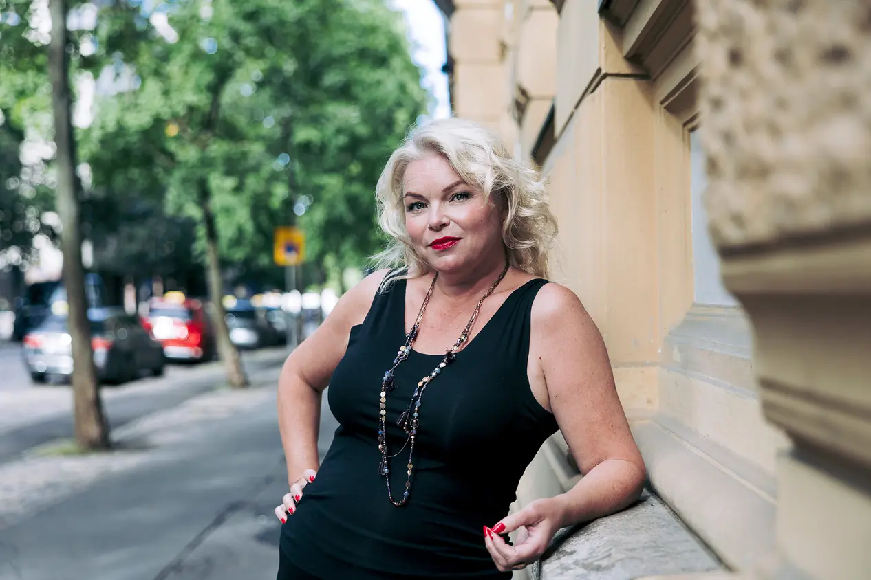 Anne Moilanen nojailee seinään.