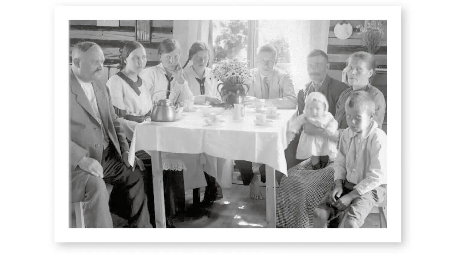 Historiakuva perheen kahvihetkestä 1930-luvulta.