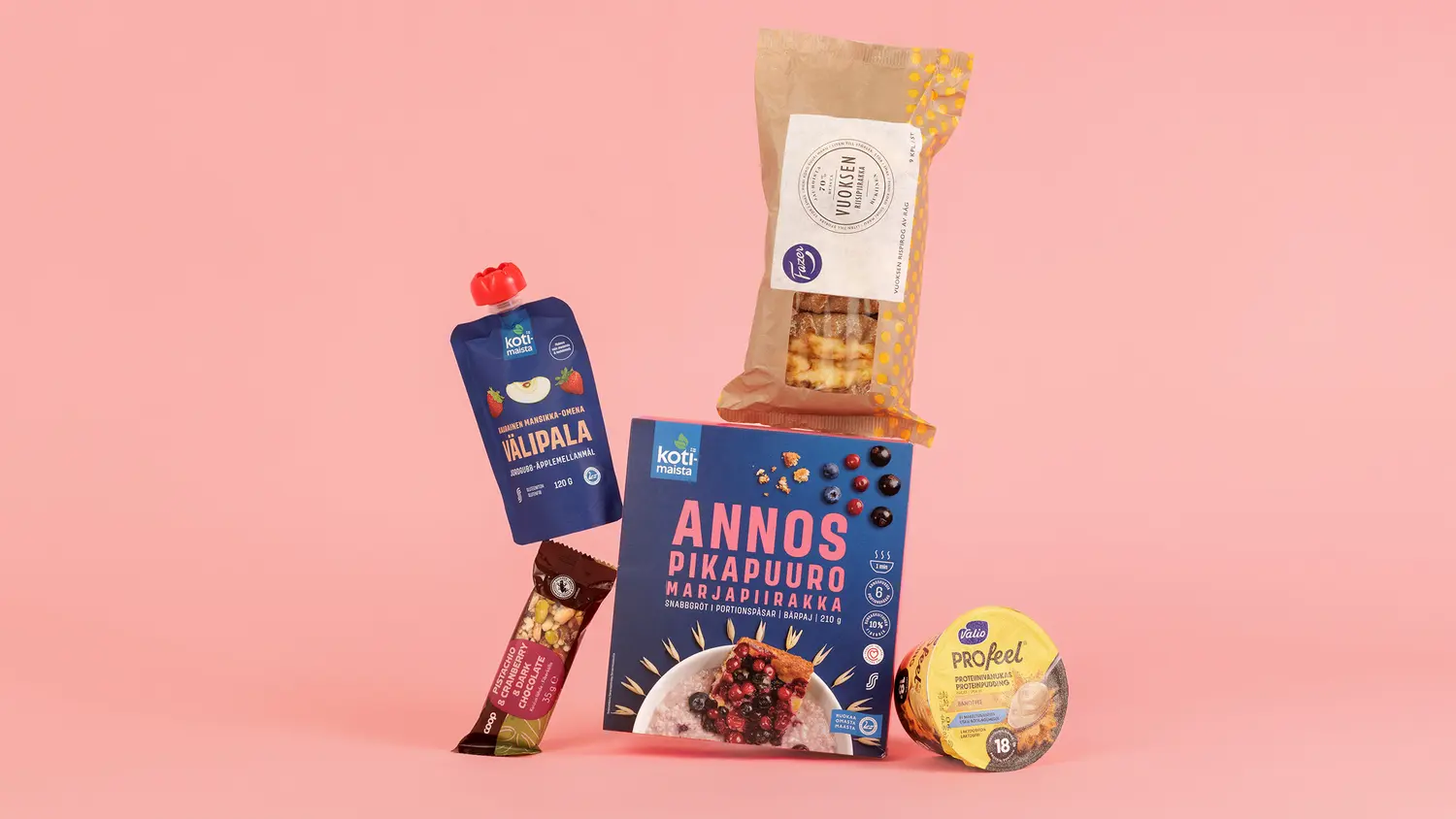 Kuvassa Kotimaista kaurainen mansikka-omenavälipala, Coop pähkinä-hedelmäpatukka, Kotimaista marjapiirakanmakuinen annospikapuuro, Fazer Vuoksen piirakat ja Valio PROfeel banoffee-proteiinivanukas.