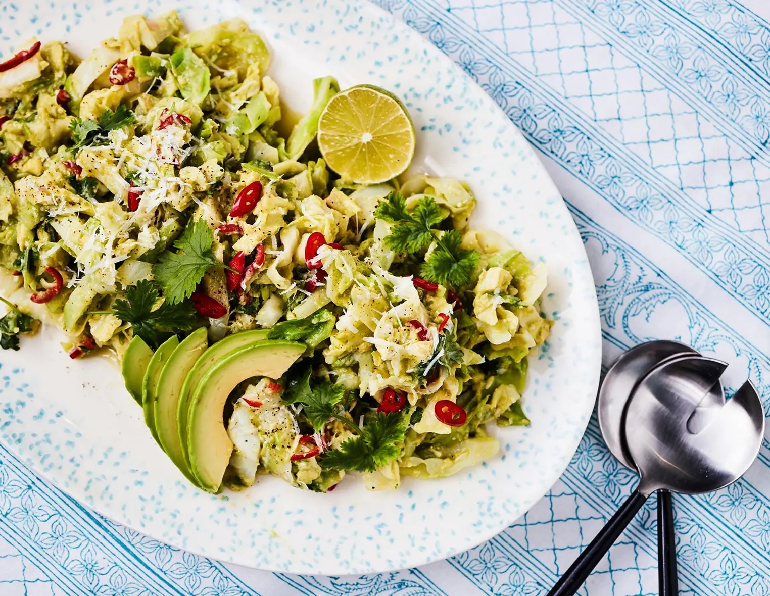 Varhaiskaalia avokadopastan tapaan