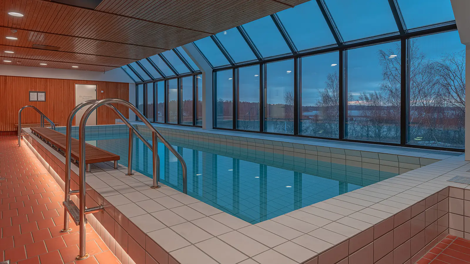 Uima-allas ikkunan vieressä, ikkunasta näkyy puita