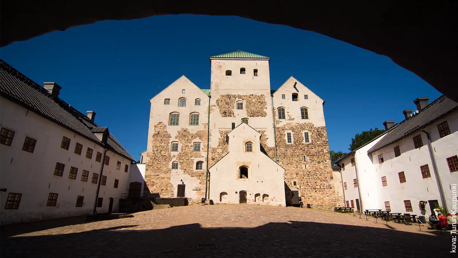 Turun linna auringonpaisteessa.