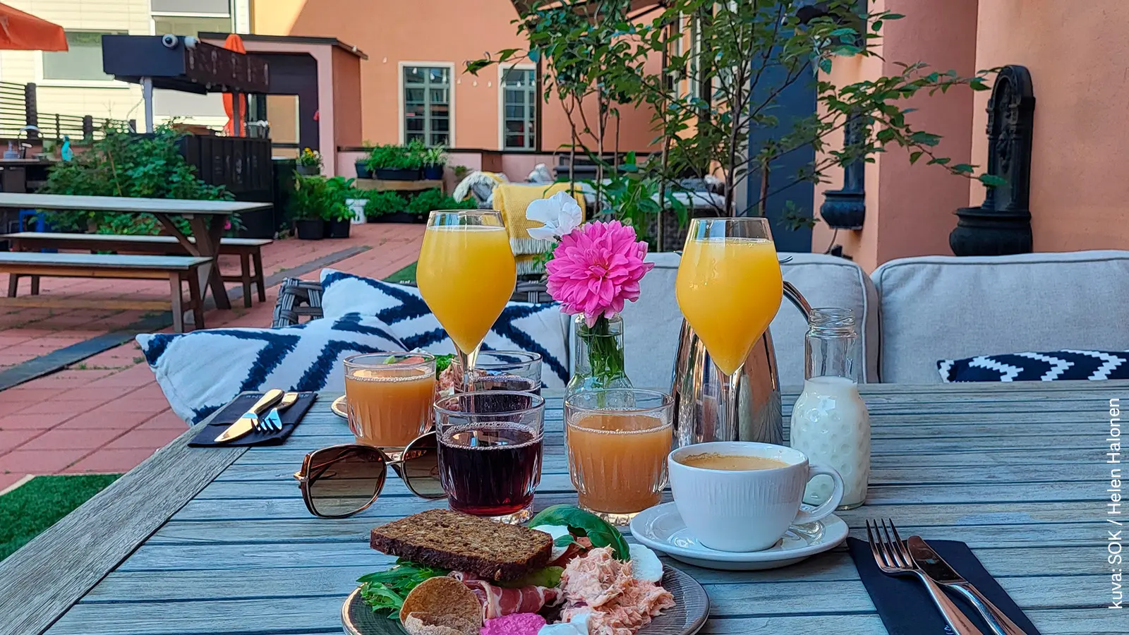 Kivitalojen ympäröimälle pihalle katettu brunssi.